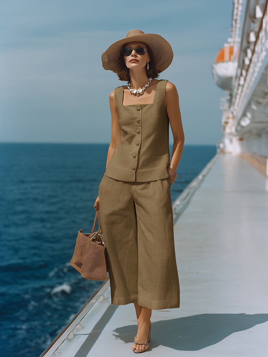 Set senza tempo composto da top bianco in cotone e lino con scollo quadrato e pantaloni capri coordinati