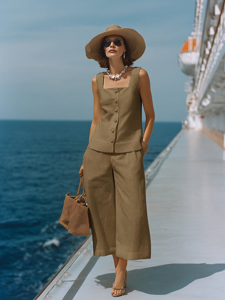 Set senza tempo composto da top bianco in cotone e lino con scollo quadrato e pantaloni capri coordinati