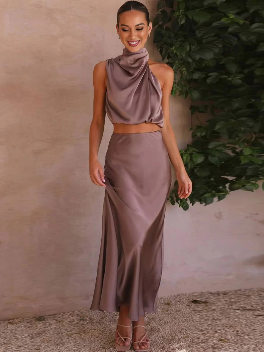 Completo da donna in due pezzi con scollo all'americana e gonna lunga