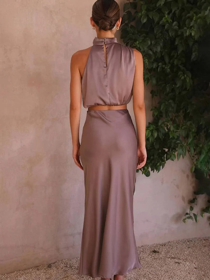 Completo da donna in due pezzi con scollo all'americana e gonna lunga