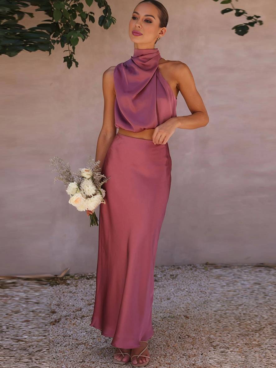 Completo da donna in due pezzi con scollo all'americana e gonna lunga