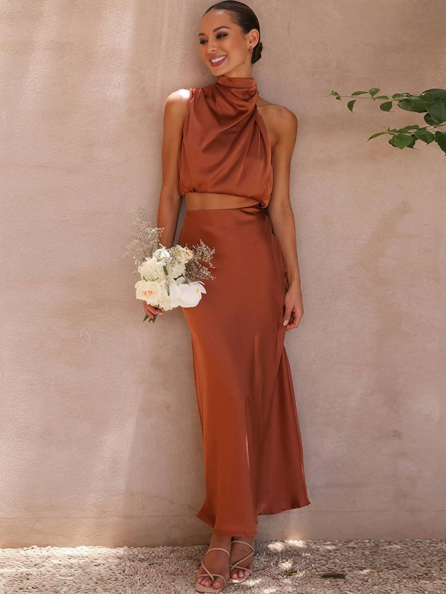 Completo da donna in due pezzi con scollo all'americana e gonna lunga