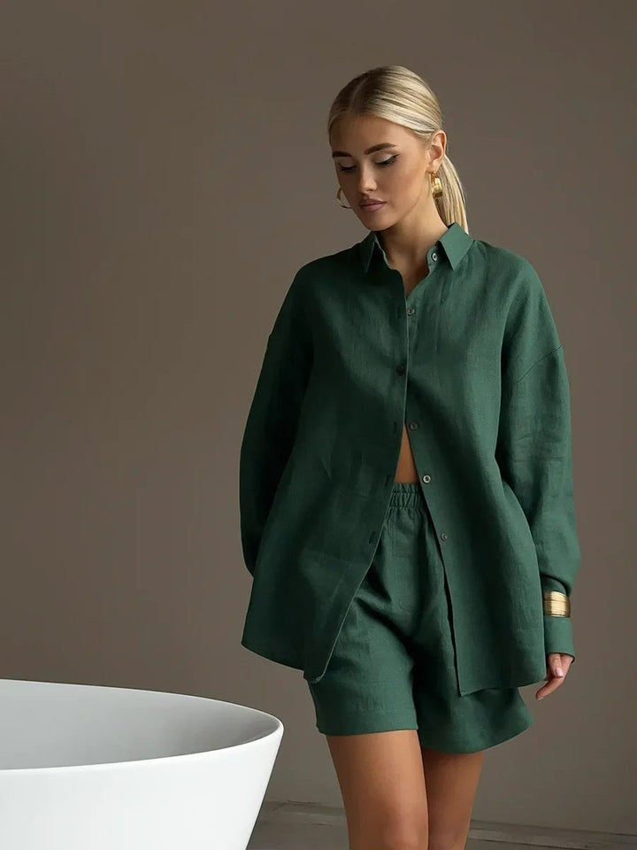 Completo da donna con bottoni e maniche lunghe