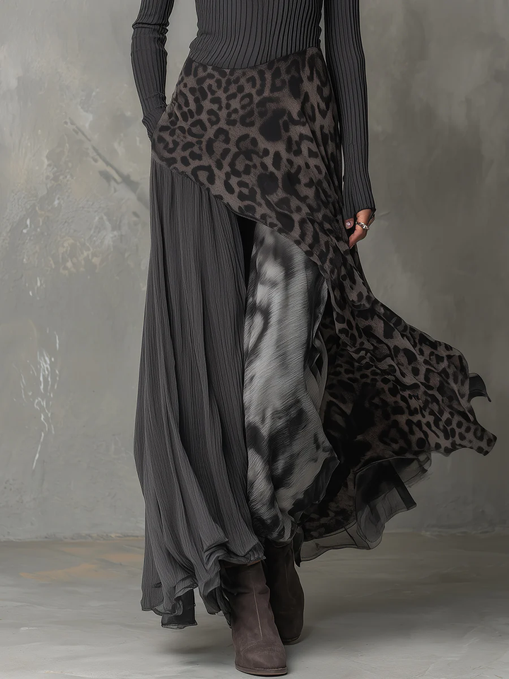 Maxivestido com riscas cinzentas e padrão de leopardo e bainha assimétrica