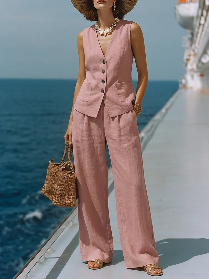 Set senza tempo composto da top bianco in cotone e lino con scollo quadrato e pantaloni capri coordinati