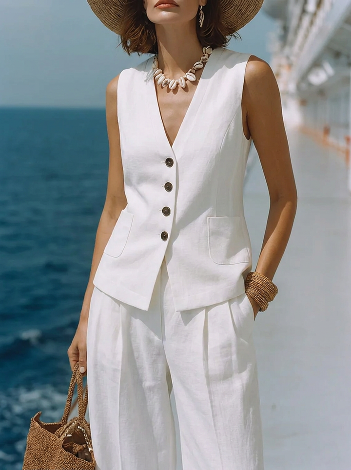 Set senza tempo composto da top bianco in cotone e lino con scollo quadrato e pantaloni capri coordinati